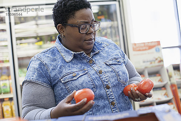 Frau mit bipolarer Störung beim Einkaufen von Tomaten