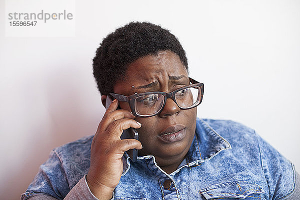 Nahaufnahme einer Frau mit bipolarer Störung  die mit ihrem Handy telefoniert