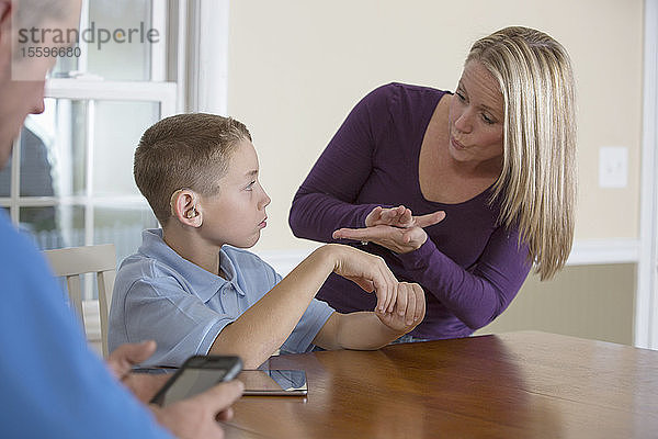 Mutter kommuniziert mit ihrem Sohn in der amerikanischen Gebärdensprache Schule zu Hause