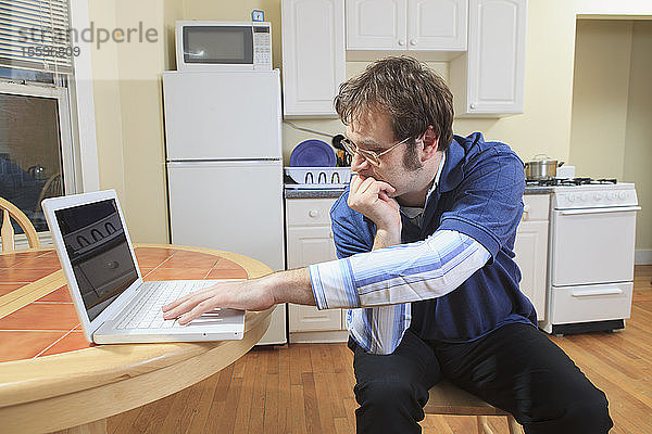 Technologie-Ingenieur und Programmierer mit Asperger-Syndrom arbeitet von zu Hause aus an seinem Laptop