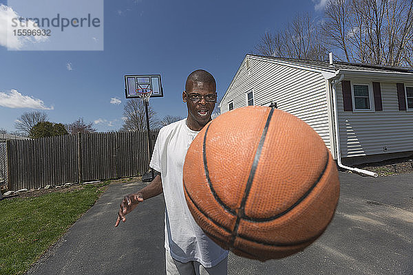 Mann mit Williams-Syndrom spielt Basketball