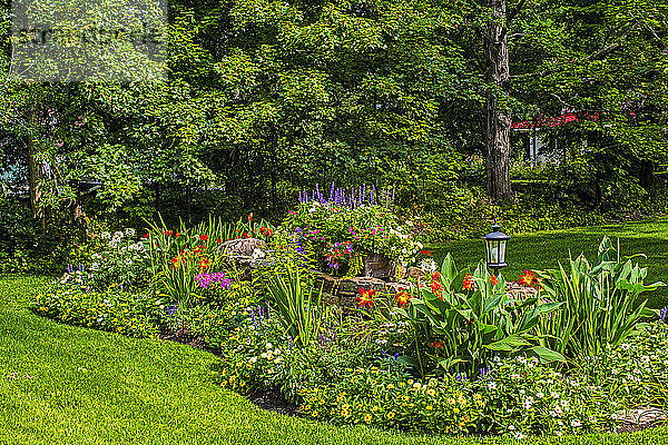 Blühender Landschaftsgarten in einem Hof; Hudson  Quebec  Kanada