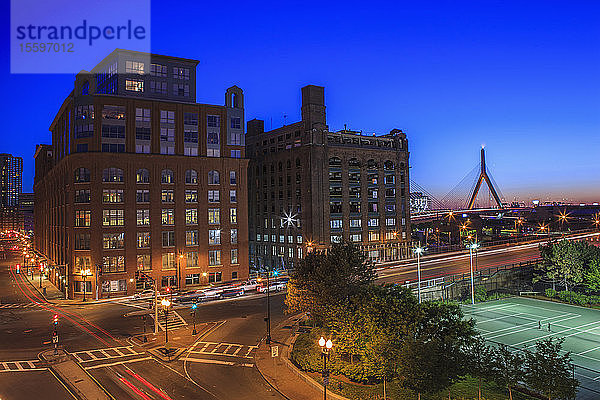 Beleuchtete Stadt in der Abenddämmerung  Leonard P. Zakim Bunker Hill Bridge  North End  Boston  Massachusetts  USA