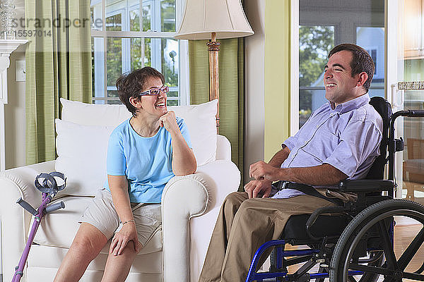 Ehepaar mit zerebraler Kinderlähmung in ihrem Haus