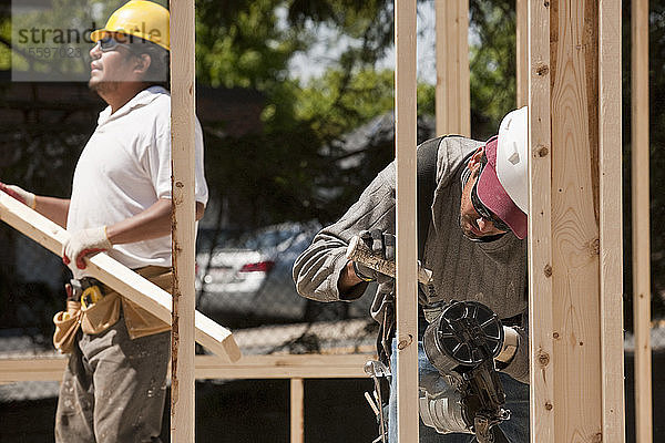 Zimmerleute bei der Arbeit auf einer Baustelle