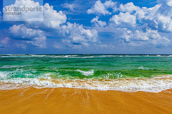 Türkisfarbenes Wasser aus dem Pazifischen Ozean  das an den Strand mit goldenem Sand gespült wird; Hawaii  Vereinigte Staaten von Amerika