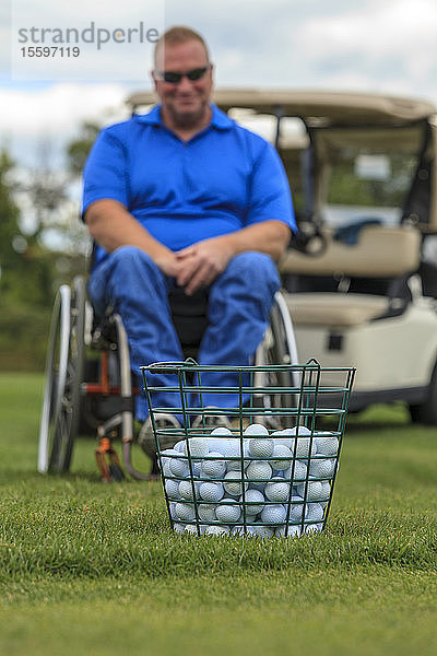 Mann im Rollstuhl mit Rückenmarksverletzung wartet auf sein Golfspiel