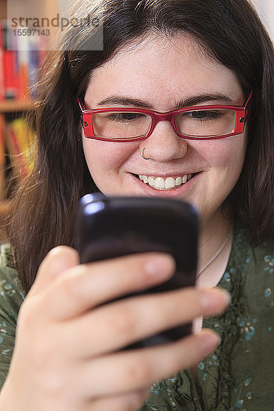 Frau mit Asperger-Syndrom liest eine Textnachricht