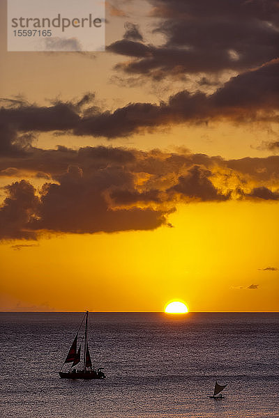 Segeln vor Waikiki Beach bei Sonnenuntergang; Honolulu  Oahu  Hawaii  Vereinigte Staaten von Amerika