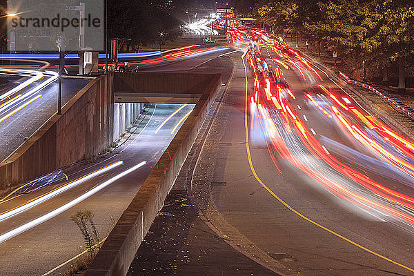 Storrow Drive mit Autolicht bei Nacht