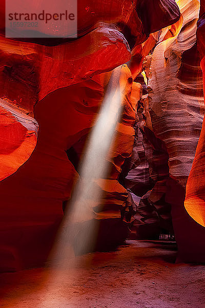 Upper Antelope Canyon mit einem Sonnenstrahl  der durch ein Loch scheint; Arizona  Vereinigte Staaten von Amerika