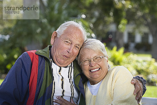 Porträt eines älteren Paares in einem Park  das lächelt.