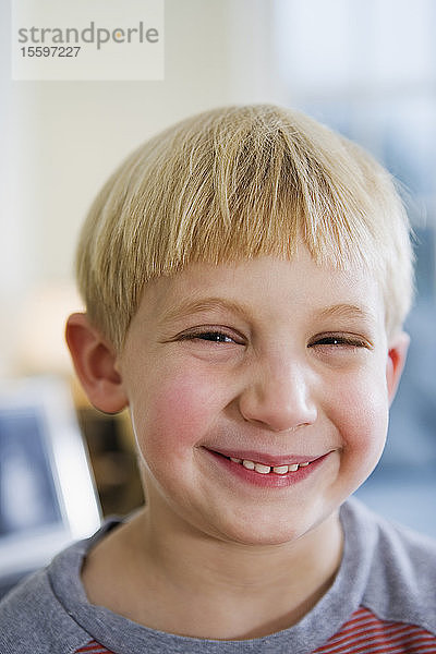 Porträt eines lächelnden Jungen.