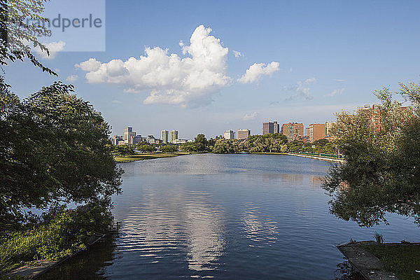 Reflexion von Wolken in einem Fluss  Charles River  Boston  Massachusetts  USA