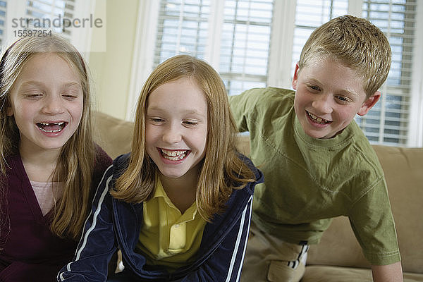Blick auf drei fröhliche Kinder.
