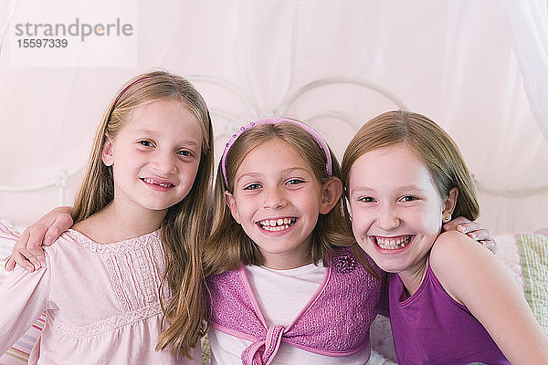 Porträt von drei lächelnden Mädchen