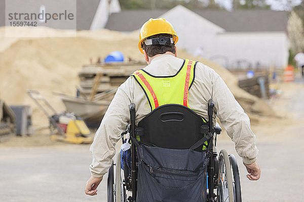 Bauleiter mit Querschnittslähmung auf der Baustelle