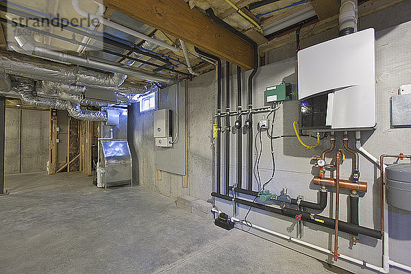 Heizungs- und Klimatisierungssystem  Photovoltaik-Wechselrichter und tankloses Warmwassersystem im Keller eines Green Technology Home