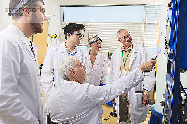 Professoren erklären Studenten der Ingenieurwissenschaften in einem Labor die Funktionsweise eines Wasser-Ultra-Reinigungssystems