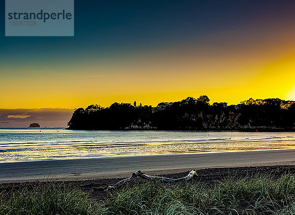 Küstenlinie der Coromandel-Halbinsel bei Sonnenaufgang im Südpazifik; Nordinsel  Neuseeland
