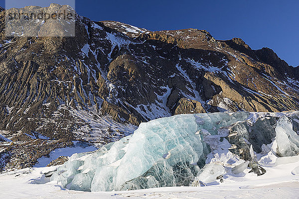 Black Rapids Glacier in der Alaska Range an einem sonnigen Wintertag; Alaska  Vereinigte Staaten von Amerika