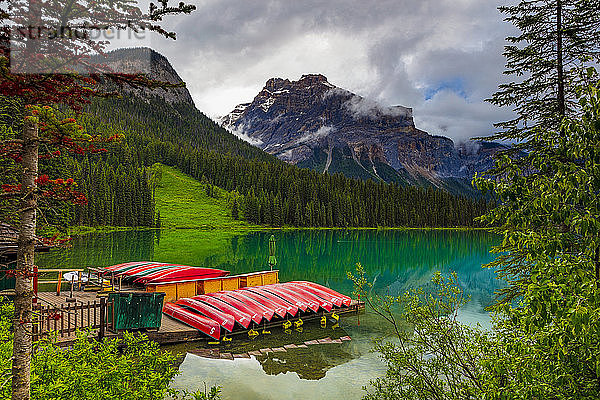 Emerald Lake und die natürliche Brücke  Yoho-Nationalpark; British Columbia  Kanada