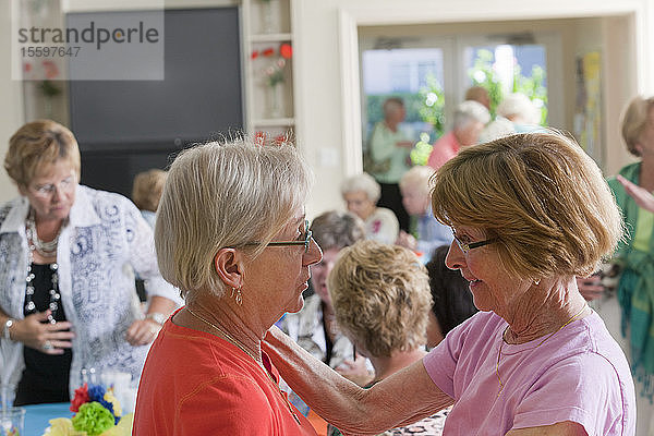 Nahaufnahme von zwei älteren Frauen  die sich bei einem Mittagessen unterhalten