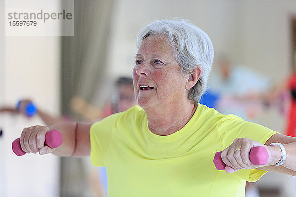Ältere Frau trainiert im Fitnessstudio