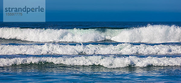 Wellen  die am Dillon Beach ans Ufer rollen; Kalifornien  Vereinigte Staaten von Amerika