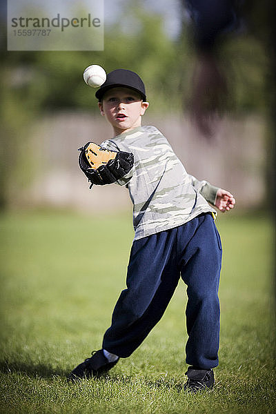 Junger Junge spielt Baseball