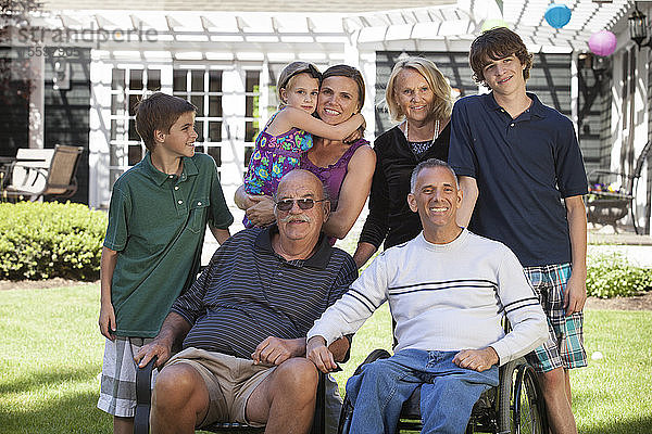Porträt einer Großfamilie mit einem Mann mit Rückenmarksverletzungen im Rollstuhl