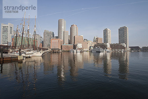 Boote mit Finanzviertel am Hafen  Rowes Wharf  Boston Harbor  Boston  Massachusetts  USA