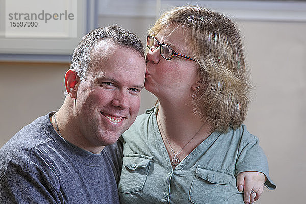 Frau mit TAR-Syndrom küsst ihren Mann