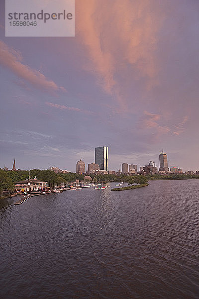 Charles River mit Blick auf die Back Bay bei Sonnenuntergang mit der Lagune und dem John-Hancock-Gebäude  Boston  Suffolk County  Massachusetts  USA