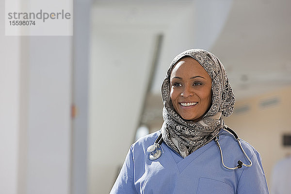 Nahaufnahme einer lächelnden muslimischen Krankenschwester