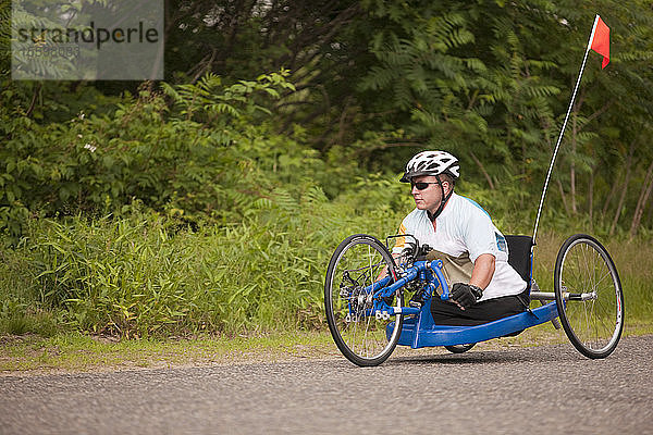 Mann mit Behinderung nimmt an einem Handbike-Rennen teil