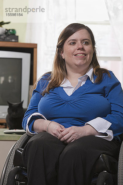 Nahaufnahme einer Frau mit Spina Bifida im Rollstuhl  die lächelt