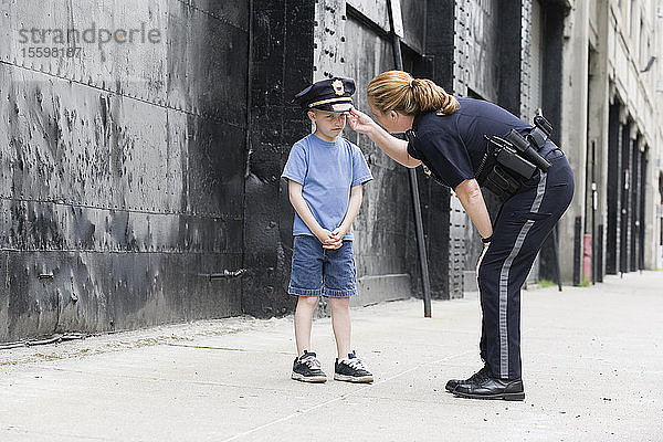 Polizeibeamtin im Gespräch mit einem Jungen.