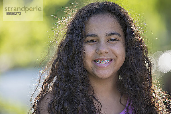 Porträt eines glücklichen hispanischen Teenager-Mädchens mit Zahnspange