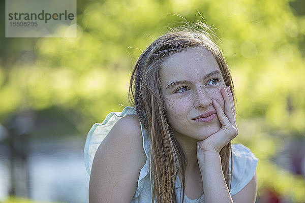 Porträt eines glücklichen hispanischen Teenager-Mädchens im Park