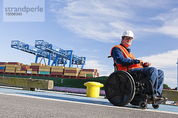 Verkehrsingenieur im Rollstuhl beim Passieren eines Pollers im Schifffahrtshafen