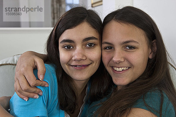 Zwei hispanische Teenager-Mädchen lächeln