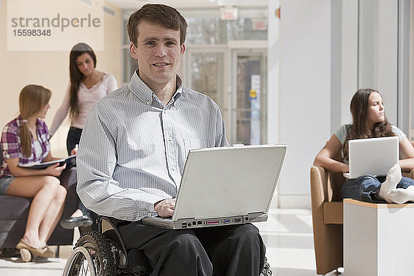 Lehrerin mit Rückenmarksverletzung im Rollstuhl mit ihren Schülern im Hintergrund