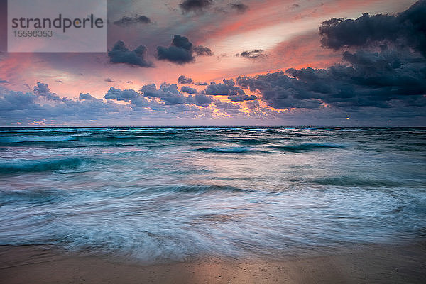 Sonnenaufgang über dem Pazifischen Ozean vom Ufer des Lydgate Beach; Kapaa  Kauai  Hawaii  Vereinigte Staaten von Amerika