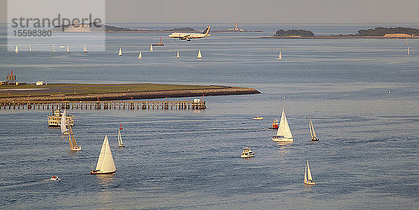 Vergnügungsboote im Bostoner Hafen mit Flugzeuglandung auf dem Flughafen Logan  Boston  Massachusetts  USA