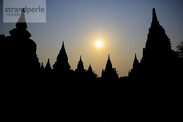 Silhouette eines buddhistischen Tempels bei Sonnenuntergang; Bagan  Mandalay Region  Myanmar