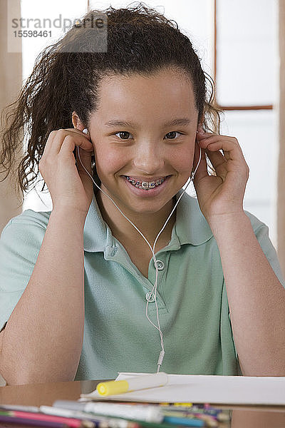 Hispanisches Mädchen hört Musik