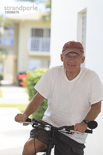 Lächelnder älterer Mann auf einem Fahrrad