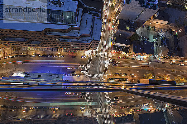 Blick von oben auf die Kreuzung von Stuart Street und Tremont Street bei Nacht  Boston  Suffolk County  Massachusetts  USA