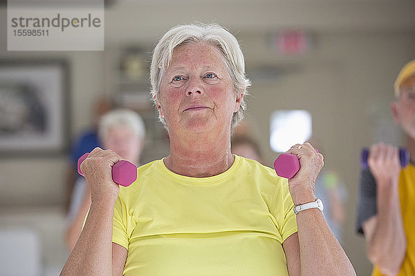 Glückliche ältere Frau beim Training im Fitnessstudio
